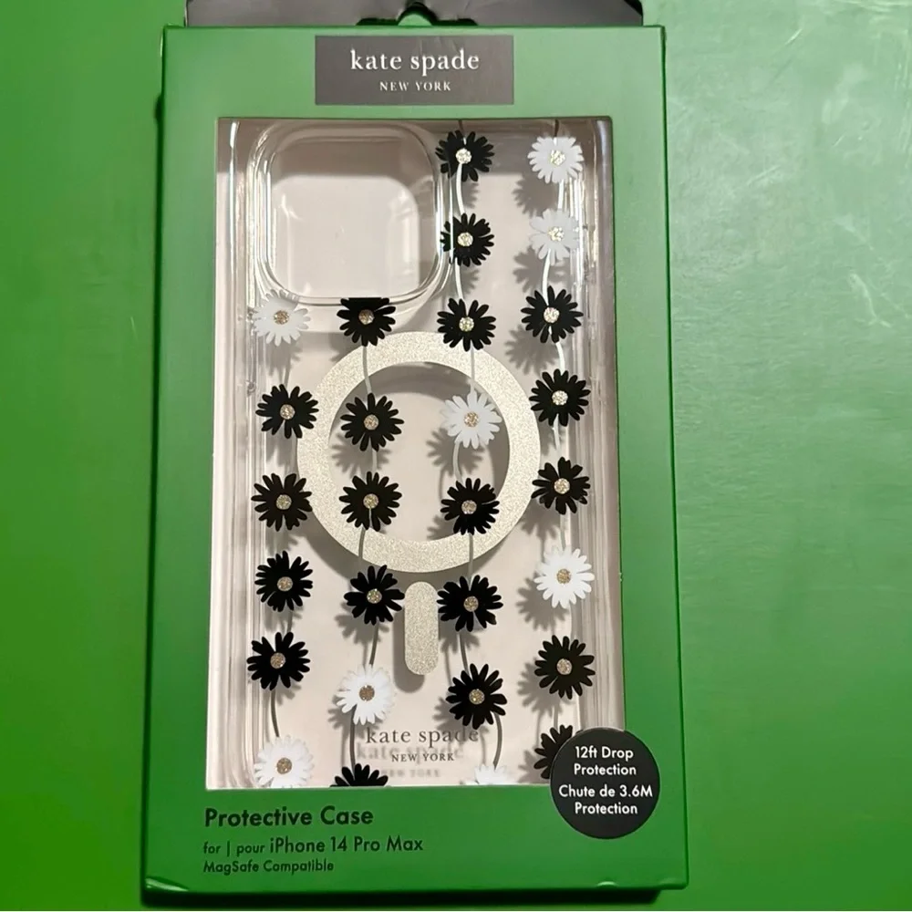 NIB🌼♠️Kate Spade♠️🌼 iPhone 16 in black & white daisy chain case